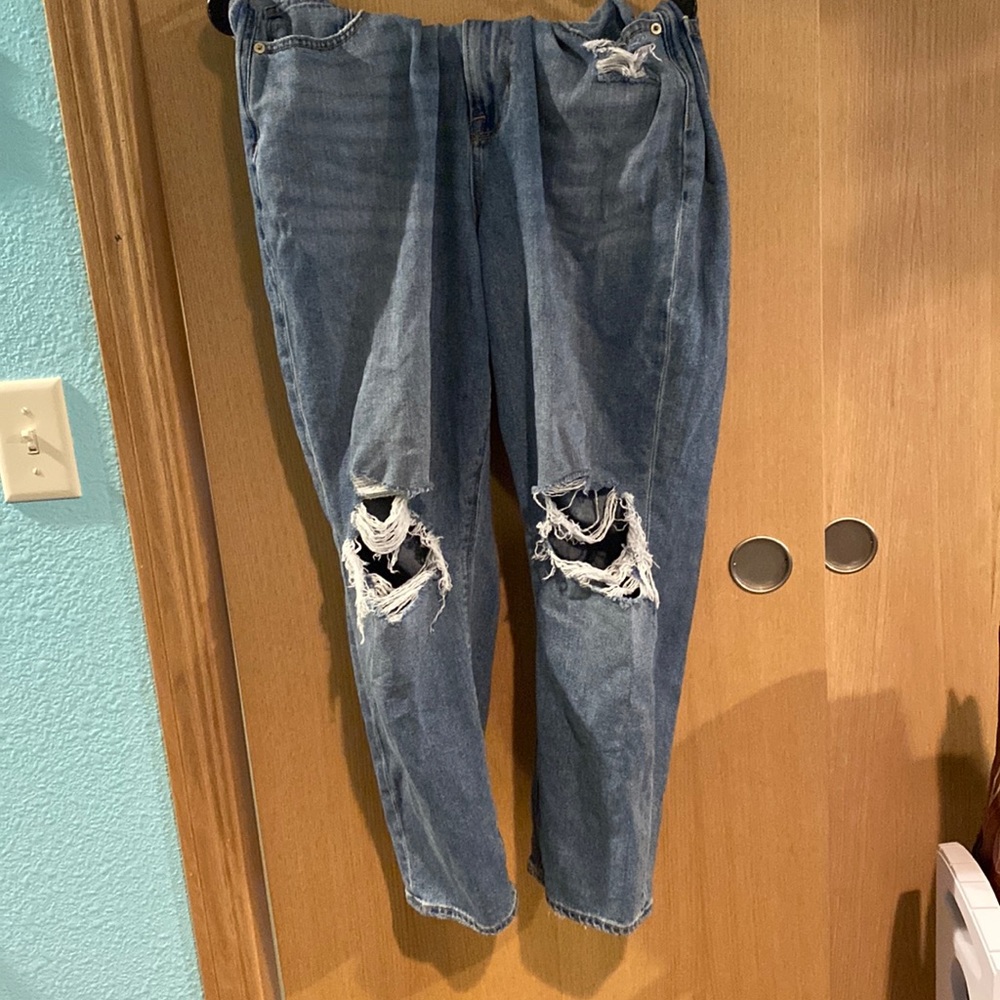 American Eagle mom Jean